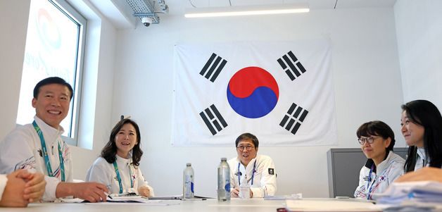 밀라노 동계올림픽 선수촌 방문한 최휘영 장관