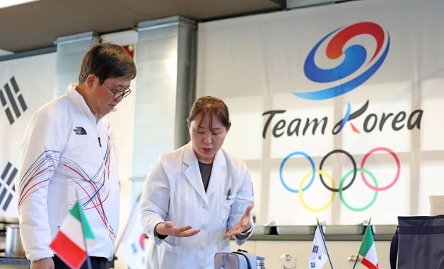 대한민국 선수단 도시락 설명듣는 최휘영 장관