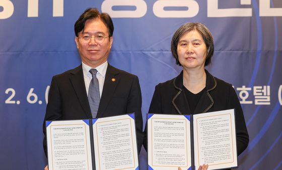 공동선언문 든 김영훈 장관·장지연 위원장