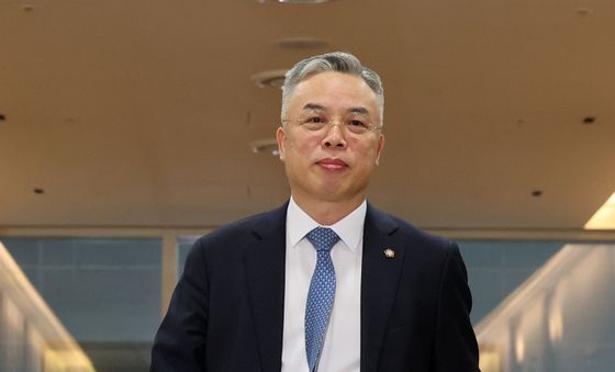 사무실로 출근하는 권창영 특검