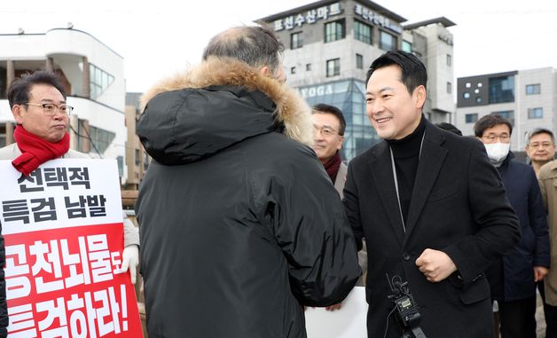 제주 지지자들과 인사하는 장동혁 대표