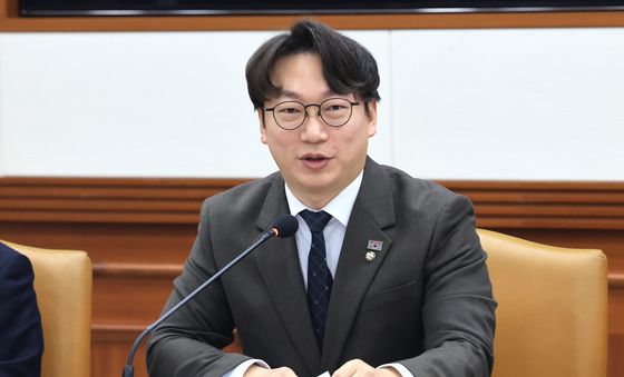 발언하는 모경종 민주당 전국청년위원장