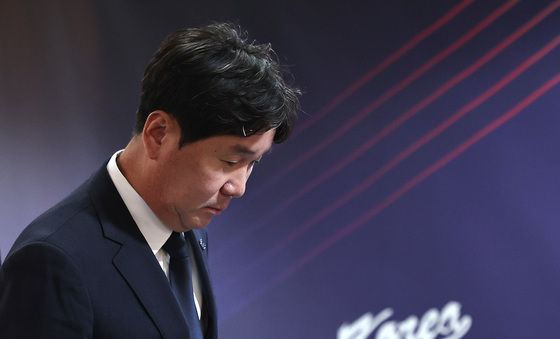 회견장 들어서는 류지현 감독