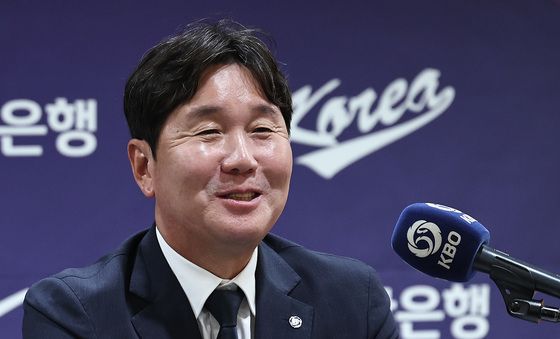 질문에 답하는 류지현 감독