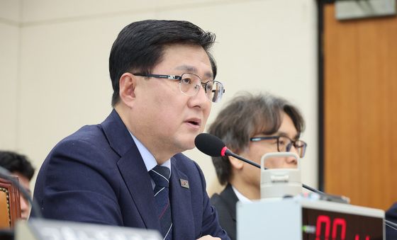 의원 질의 답변하는 김성환 장관