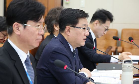 기후에너지위 답변하는 김성환 장관