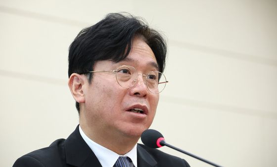 답변하는 김영훈 고용노동부 장관