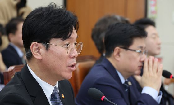 의원 질의 답변하는 김영훈 장관