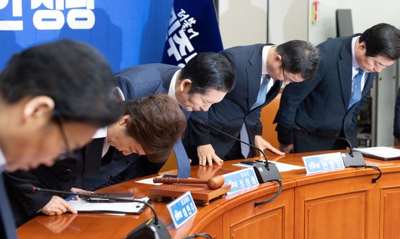 인사하는 민주당 지도부