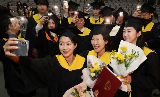 함께 졸업하는 엄마와 두 딸