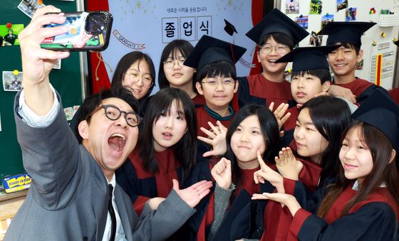 마지막 졸업사진 즐거운 표정으로 '찰칵'