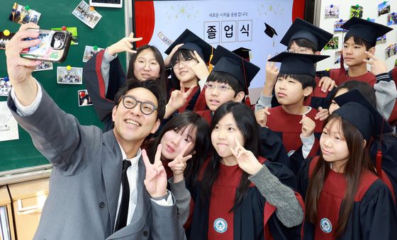 졸업식날 찍어보는 담임선생님과 '셀카'