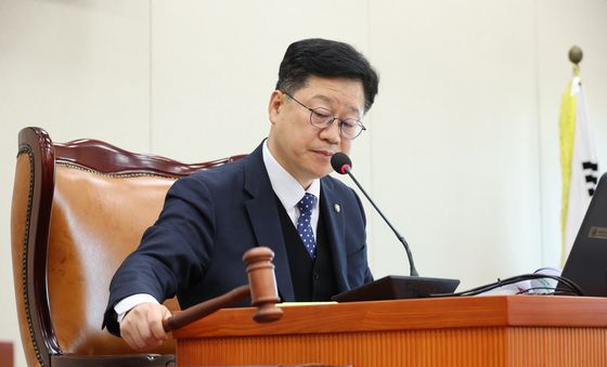 의사봉 두드리는 안호영 위원장