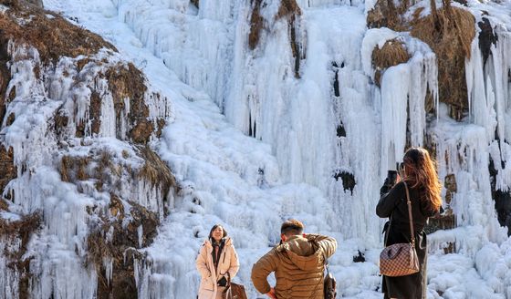 영하권 날씨에 얼어붙은 홍제천 인공폭포