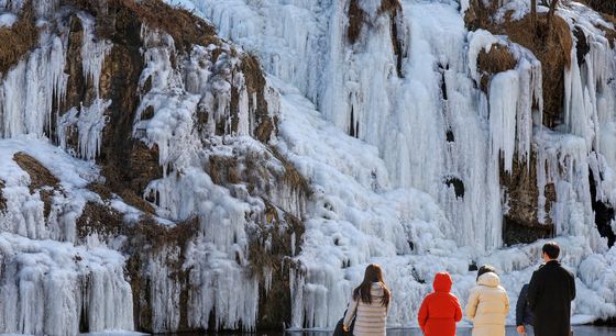 다시 찾아온 강추위에 얼어버린 홍제천 인공폭포
