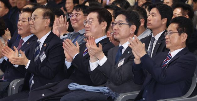 박수치는 이재명 대통령