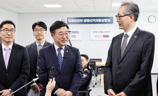 업무보고 청취하는 윤호중 장관