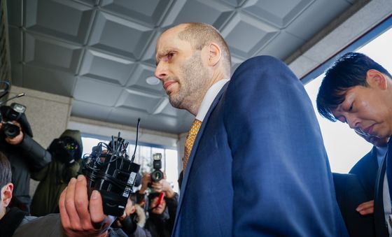 굳은 표정의 해롤드 로저스 쿠팡 대표