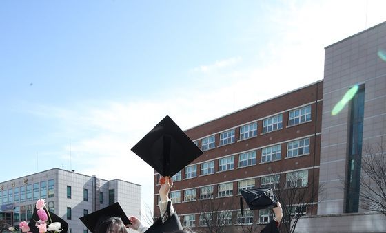 '졸업 기념사진' 필름 카메라 준비했어요