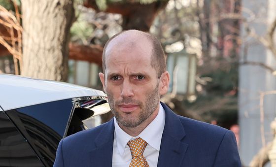 '국회 위증 혐의' 로저스 쿠팡 대표 경찰 출석