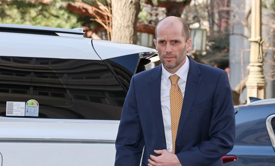 '국회 위증 혐의' 로저스 쿠팡 대표 경찰 출석