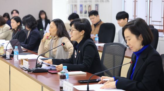 AI 성평등 전략 포럼 회의 주재하는 원민경 장관