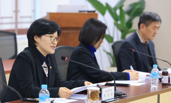 AI 성평등 전략 포럼 회의 주재하는 원민경 장관