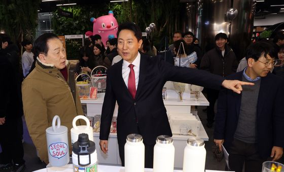 서울갤러리 굿즈숍 둘러보는 오세훈 시장