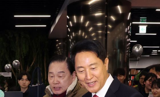 서울갤러리 굿즈숍 둘러보는 오세훈 시장