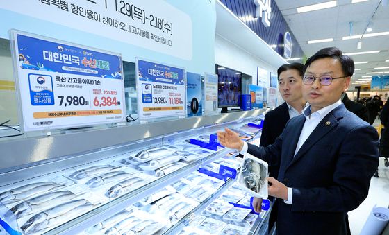 고등어 물가 점검하는 김성범 직무대행