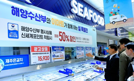 수산물 물가 점검하는 김성범 해수부 차관