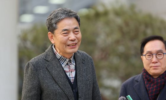 밝은 표정으로 법원 나서는 곽상도