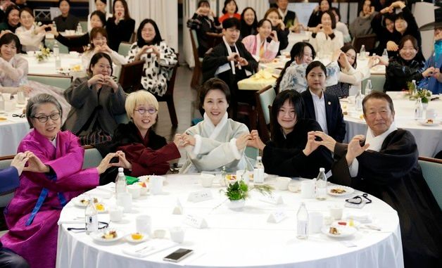 한복인들과 기념 촬영하는 김혜경 여사