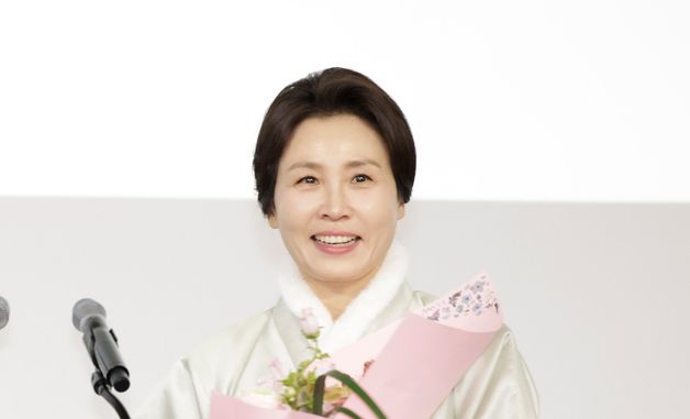 기념 촬영하는 김혜경 여사