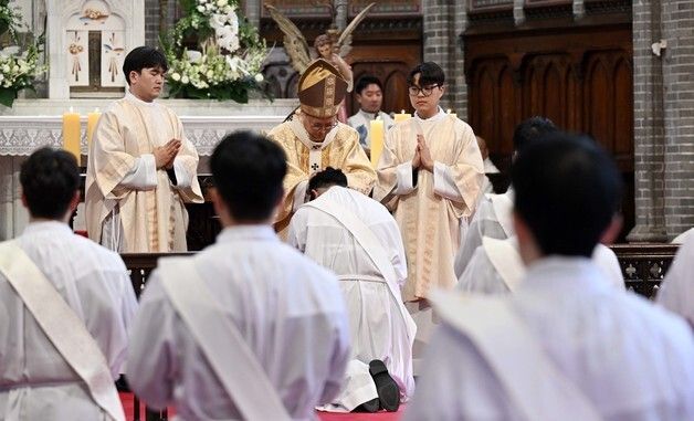 정순택 대주교에게 안수받는 사제 수품자들