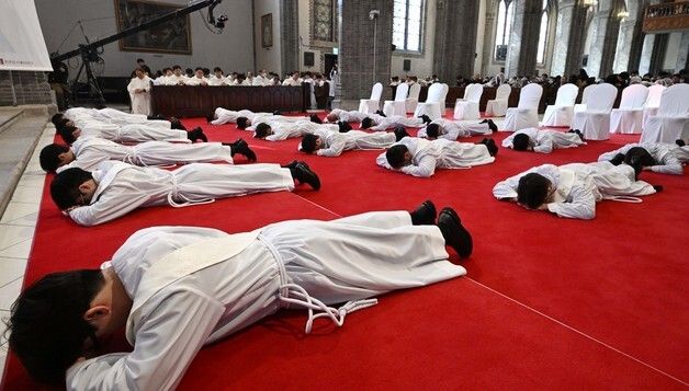 천주교 서울대교구 사제 서품식 거행되는 멍동대성당