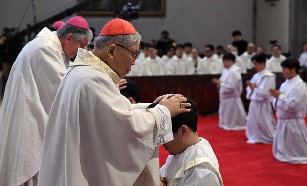 안수받는 사제 수품자들