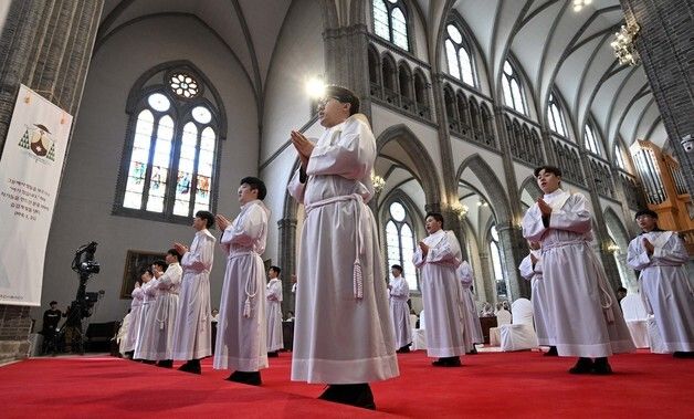 기도하는 사제 서품자들