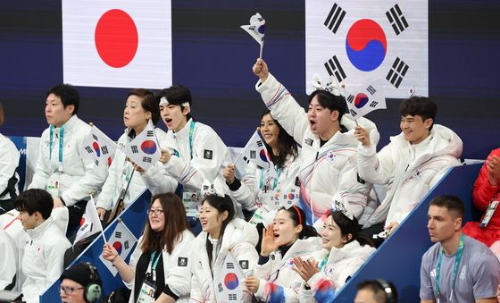 태극기 응원 나선 차준환·이해인 등 대한민국팀