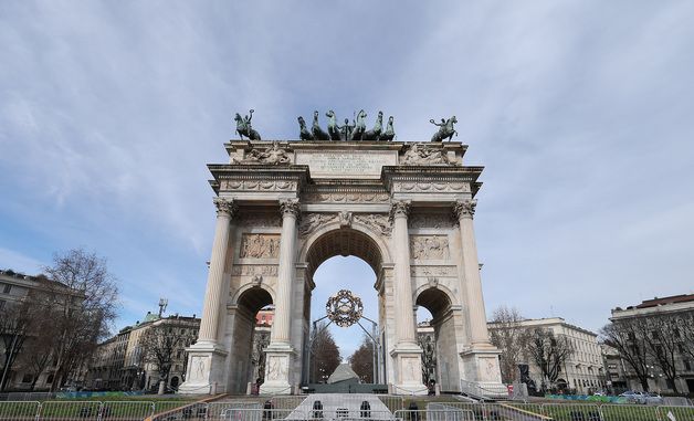 아르코 델라 파체에 마련된 밀라노 동계올림픽 성화대