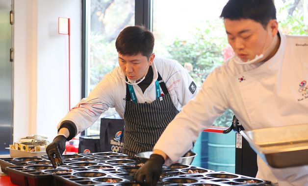 첫 도시락 제작 참여한 유승민 대한체육회장