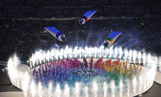 불꽃 터지는 동계올림픽 개회식 무대