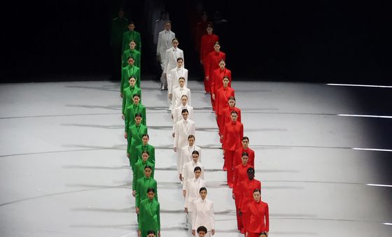 이탈리아 국기색 입은 모델들 등장