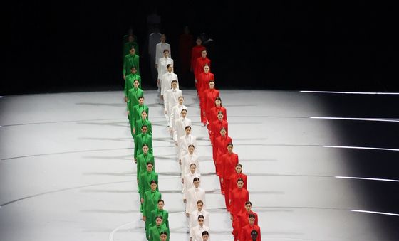 이탈리아 국기색 의상 입고 등장