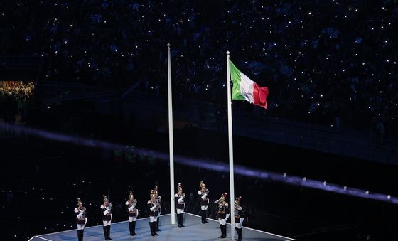 동계올림픽 시작 알리는 이탈리아 국기 게양