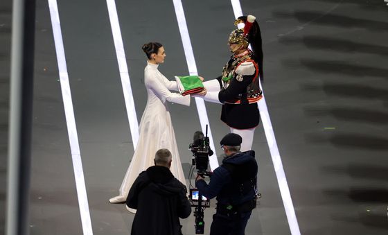 국기 전달하는 비토리아 체레티