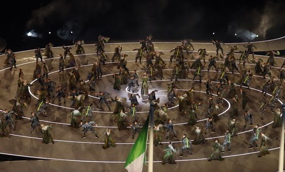 이탈리아 국기 앞에두고 펼쳐지는 공연