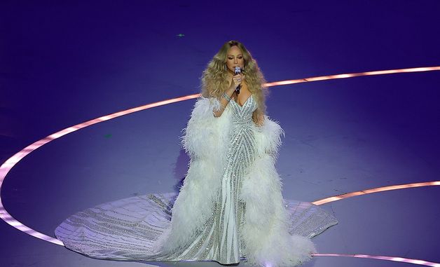 화려한 의상의 머라이어 캐리, 동계올림픽 오프닝 공연