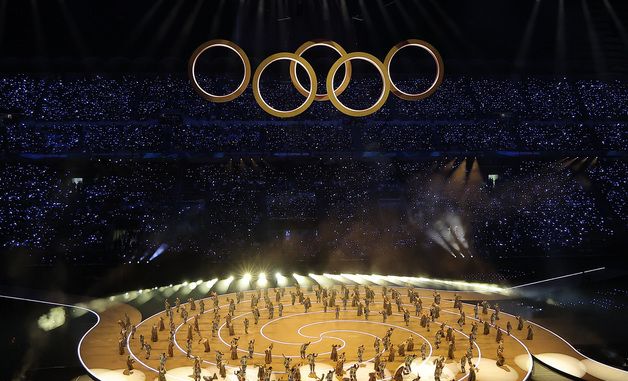 오륜 형태로 결합하는 다섯 개의 링