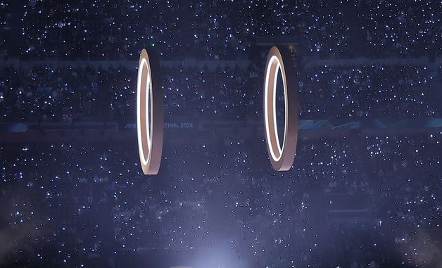 밀라노와 코르티나 결합 상징하는 화려한 공연